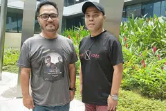 TERUS AKTIF BERSENI: Adee (kiri) dan Nur mahu terus aktif dalam bidang seni yang memang mereka minati sejak dulu. - Foto BM oleh HANIM MOHD SALEH