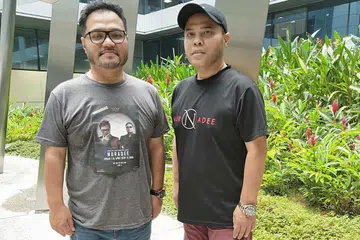 TERUS AKTIF BERSENI: Adee (kiri) dan Nur mahu terus aktif dalam bidang seni yang memang mereka minati sejak dulu. - Foto BM oleh HANIM MOHD SALEH