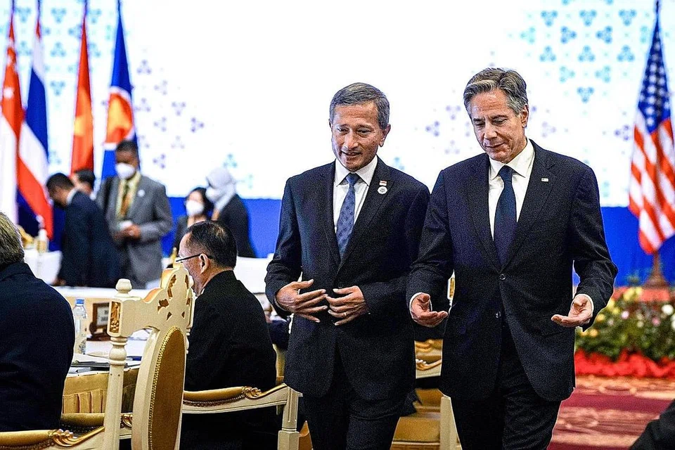 PERTEMUAN PENTING: Dr Vivian Balakrishnan (kiri) dan Encik Antony Blinken bertemu selepas Pos-Persidangan Menteri Asean-Amerika kelmarin. - Foto MFA 