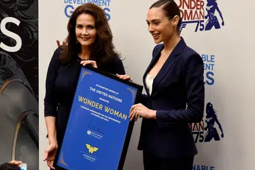 MUNCUL SAMA: Kededua Gal Gadot (kanan) dan Lynda Carter, yang pernah memainkan watak Wonder Woman, muncul apabila watak tersebut dinamakan PBB sebagai dutanya bagi Memperkasa Wanita dan Budak Perempuan. - Foto AFP