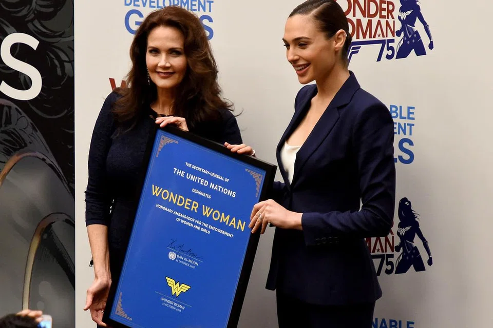 MUNCUL SAMA: Kededua Gal Gadot (kanan) dan Lynda Carter, yang pernah memainkan watak Wonder Woman, muncul apabila watak tersebut dinamakan PBB sebagai dutanya bagi Memperkasa Wanita dan Budak Perempuan. - Foto AFP