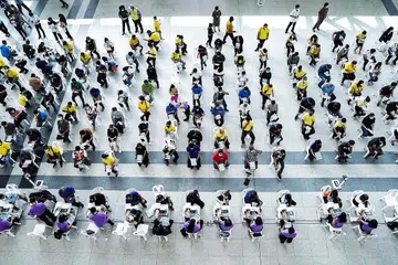 TUNGGU DIBERI VAKSIN: Kadar pemberian vaksin di Thailand kian lebih cepat, dengan orang ramai dilihat menunggu giliran mereka diberi vaksin Covid-19 di Pusat Vaksinasi Central di Bangkok. - Foto REUTERS