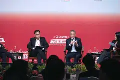 Menteri Undang-Undang merangkap Menteri Kedua (Ehwal Dalam Negeri), Encik Edwin Tong (dua dari kanan), membincangkan pelaksanaan undang-undang dan fabrik sosial dalam satu sesi dialog bersama (dari kiri) Timbalan Peguam Negara (DAG) Goh Yihan; Hakim Mahkamah Tinggi, Encik Mohamed Faizal Mohamed Abdul Kadir; dan Timbalan Ketua Pegawai Eksekutif, Pro Bono SG, Cik Cai Chengying, selaku moderator.
