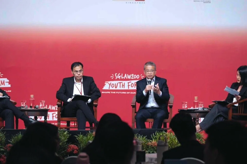 Menteri Undang-Undang merangkap Menteri Kedua (Ehwal Dalam Negeri), Encik Edwin Tong (dua dari kanan), membincangkan pelaksanaan undang-undang dan fabrik sosial dalam satu sesi dialog bersama (dari kiri) Timbalan Peguam Negara (DAG) Goh Yihan; Hakim Mahkamah Tinggi, Encik Mohamed Faizal Mohamed Abdul Kadir; dan Timbalan Ketua Pegawai Eksekutif, Pro Bono SG, Cik Cai Chengying, selaku moderator.