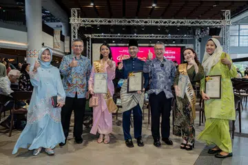 HARI WARISAN: (Dari kiri) Penasihat Yayasan Warisan Melayu, Cik Rahayu Mahzam; pengerusi Yayasan Warisan Melayu, Dr Norshahril Saat; Teman Warisan, Tyara Chynta Puteri; penerima anugerah Hadiah Warisan, Encik Zubir Abdullah; Menteri Kebudayaan, Masyarakat dan Belia, Encik Edwin Tong; Teman Warisan, Cik Sarah Syazlina Mohammed Darni; dan penerima anugerah Tunas Warisan, Cik Syafiqah ‘Adha Sallehin pada acara Hari Warisan di Wisma Geylang Serai pada 20 Januari.