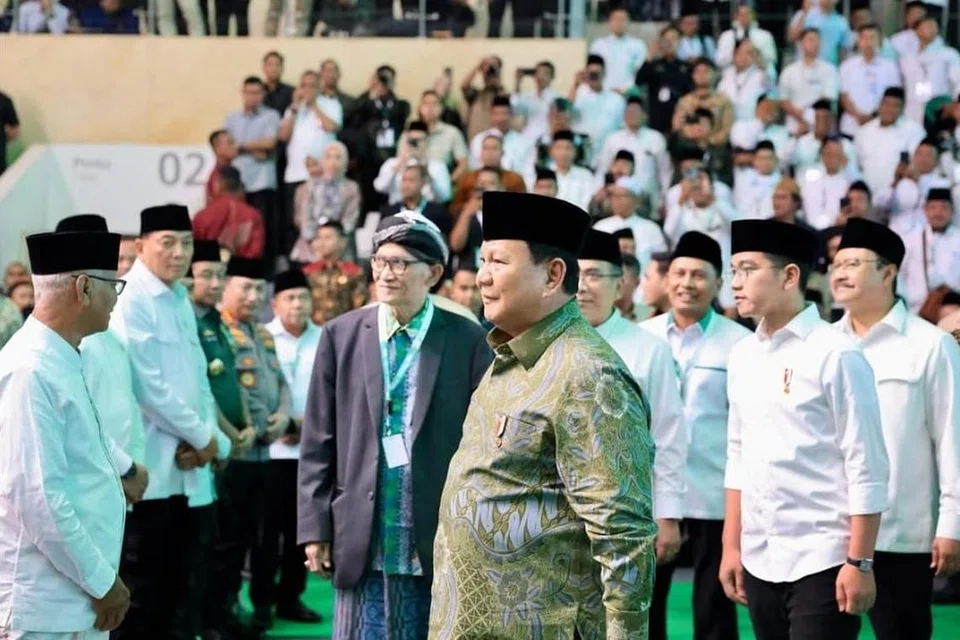 Presiden Indonesia, Encik Prabowo Subianto (tengah), dalam upacara ulang tahun ke-102 Nahdlatul Ulama di Jakarta pada malam 5 Februari.