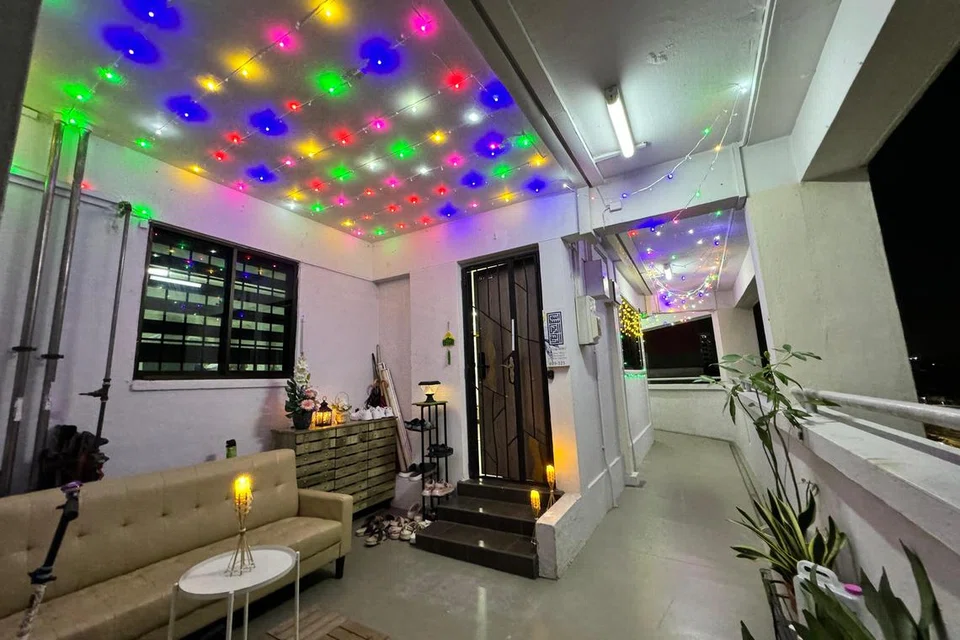 Hiasan lampu lap-lip yang siap sepenuhnya di rumah jiran Encik Farid di tingkat sembilan Blok 107 Yishun Ring Road, Encik Syahril Omar Taib dan isterinya Cik Irhana La Asis.