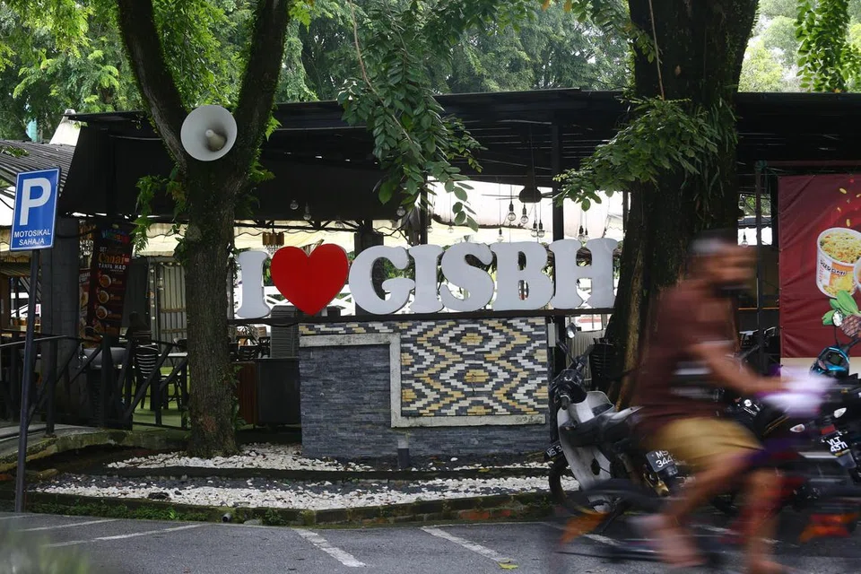 Orang ramai mengelak untuk masuk ke tempat perniagaan Global Ikhwan Service and Business Holdings (GISBH) selepas syarikat itu terpalit dakwaan kes penganiayaan dan penderaan kanak-kanak.