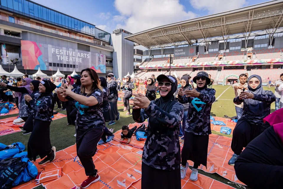 GALAK GAYA HIDUP SIHAT: Program utama bidang tumpuan kelima (FA5), Saham Kesihatan, telah pun disertai kesemua 11 M3@Bandar, membawa sesi kegiatan fizikal seperti zumba dan ceramah kesihatan lebih dekat kepada penduduk.