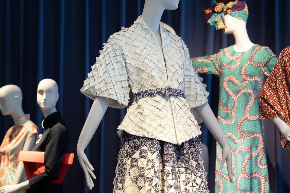 Jaket kebaya dan skirt bulatan oleh Ains.Ein di pameran fesyen, #SGFASHIONNOW, di Muzium Tamadun Asia. 