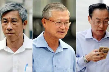 DIHADAP KE MAHKAMAH: Tiga bekas eksekutif kanan Singapore Technologies Marine, (dari kiri) Han Yew Kwang, Mok Kim Whang dan Tan Mong Seng, kembali ke mahkamah semalam dan menghadapi tuduhan tambahan. - Foto THE STRAITS TIMES