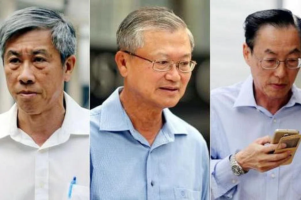 DIHADAP KE MAHKAMAH: Tiga bekas eksekutif kanan Singapore Technologies Marine, (dari kiri) Han Yew Kwang, Mok Kim Whang dan Tan Mong Seng, kembali ke mahkamah semalam dan menghadapi tuduhan tambahan. - Foto THE STRAITS TIMES