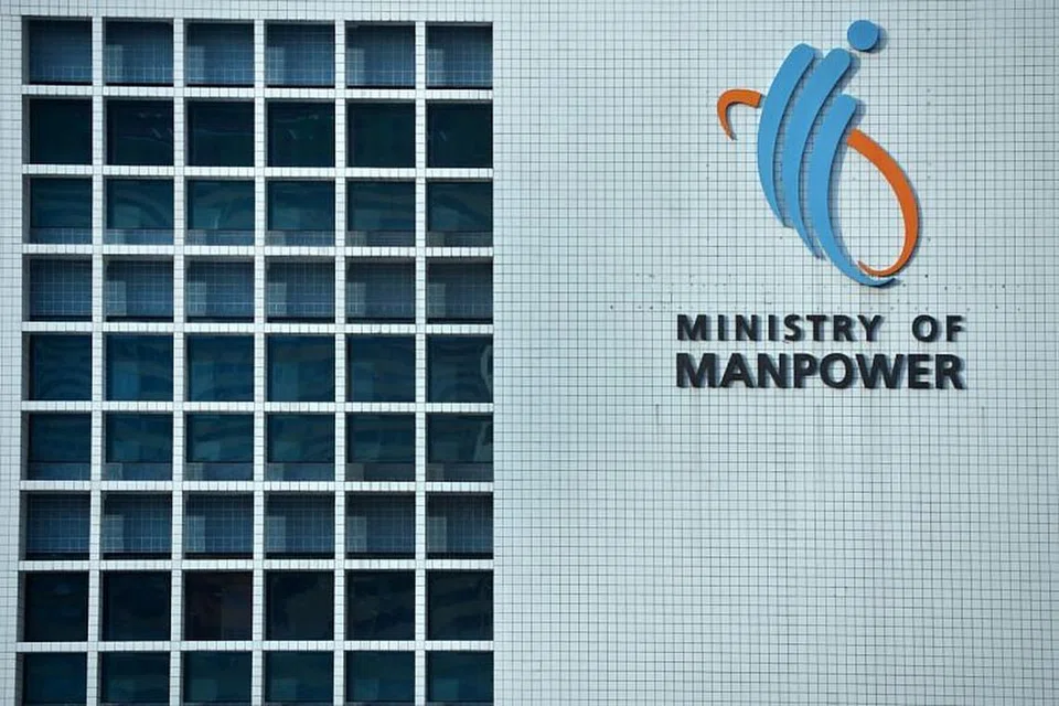 LANGGAR PERATURAN: MOM berkata, dalam kesemua kes, pengendali dan majikan diminta membetulkan kesalahan yang dilakukan dengan serta-merta. 