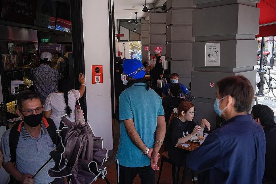 PRIHATIN: Pengurus Rumah Makan Minang, Encik Hazmi, mengalu-alukan pendekatan lebih tegas oleh pemerintah demi memastikan semua mengikuti langkah pengurusan selamat, namun beliau turut melahirkan keprihatinan kerana ada segelintir pelanggan yang berkeras tidak menuruti peraturan walaupun sudah diingatkan berulang kali dan beliau bimbang pihaknya akan dipertanggungjawabkan. - Foto BH oleh MARK CHEONG