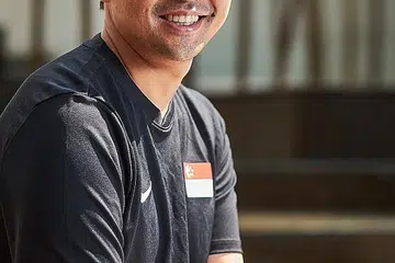 TANDA PERPADUAN: Tatsuma Yoshida dan sembilan kakitangan pengurusan kanan Persatuan Bola Sepak Singapura (FAS) telah menggembleng tenaga untuk menubuhkan Dana OneStrong. - Foto fail