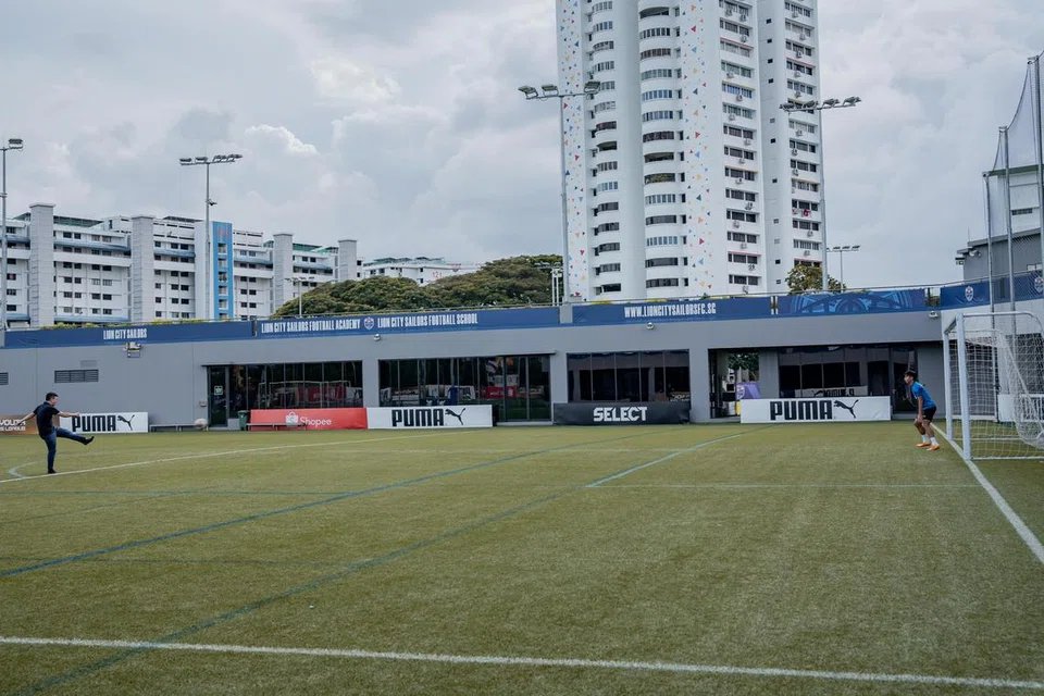 KELUARGA BOLA SEPAK: Nathan (kanan) bermain bola sepak bersama bapanya, Lincoln Mao (kiri), selepas wawancara bersama ‘Berita Harian’, yang diadakan di Pusat Latihan Lion City Sailors di Mattar Road.