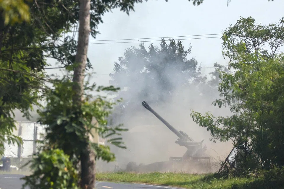 Unit tentera mudah alih Thailand melepaskan tembakan ke arah sempadan Kemboja selepas Thailand dan Kemboja bertukar tembakan artileri berat pada hari Jumaat, 25 Julai, ketika pertempuran terburuk antara kedua-dua negara dalam tempoh lebih sedekad berlarutan ke hari kedua, di Surin, Thailand, 25 Julai 2025.