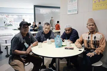LAMA TAK BERTEMU: 'Geng' sarapan selepas Subuh Masjid Darul Ghufran (dari kiri) Encik Sudin Ahmat; Encik Daud Md Yusoff; Encik Mahat Mat Yatim dan Encik Abdullah Ahmad sedang bersarapan di Kopitiam, Our Tampines Hub, sehari selepas pusat penjaja dibenarkan menerima sehingga lima pelanggan yang sudah divaksinasi sepenuhnya untuk duduk semeja.