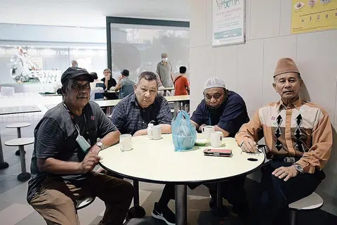LAMA TAK BERTEMU: 'Geng' sarapan selepas Subuh Masjid Darul Ghufran (dari kiri) Encik Sudin Ahmat; Encik Daud Md Yusoff; Encik Mahat Mat Yatim dan Encik Abdullah Ahmad sedang bersarapan di Kopitiam, Our Tampines Hub, sehari selepas pusat penjaja dibenarkan menerima sehingga lima pelanggan yang sudah divaksinasi sepenuhnya untuk duduk semeja.