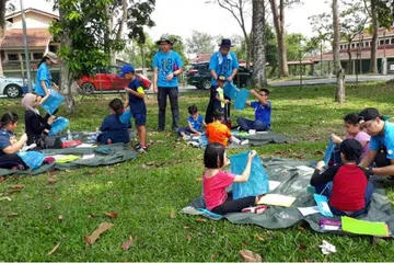 PROGRAM JELAJAH LUAR DARJAH: Bengkel anjuran Super Duper Collective yang dibiayai dana LearnSG membuka peluang bagi guru dan ibu bapa menajamkam kemahiran mendekati pelajar dan anak-anak menerusi kegiatan di luar darjah. - Foto SUPER DUPER COLLECTIVE