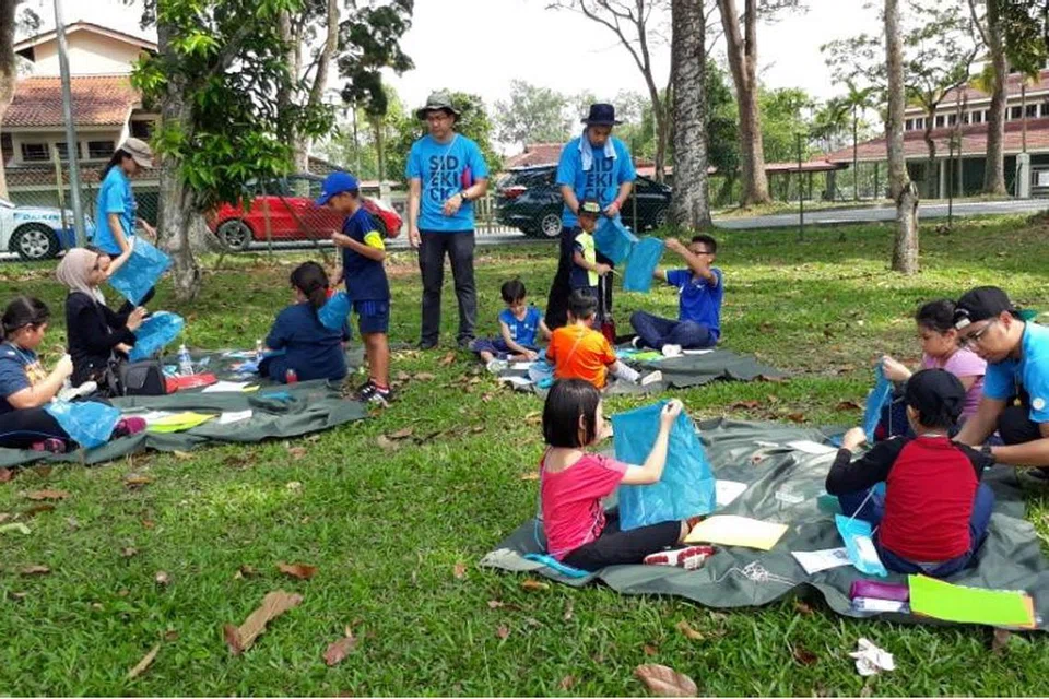 PROGRAM JELAJAH LUAR DARJAH: Bengkel anjuran Super Duper Collective yang dibiayai dana LearnSG membuka peluang bagi guru dan ibu bapa menajamkam kemahiran mendekati pelajar dan anak-anak menerusi kegiatan di luar darjah. - Foto SUPER DUPER COLLECTIVE