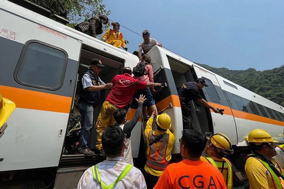 MUJUR SELAMAT: Pasukan penyelamat membantu penumpang keluar daripada kereta api yang terbabas di terowong di utara Hualien, timur Taiwan semalam. - Foto EPA-EFE