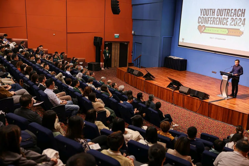 Setiausaha Parlimen Kanan (Pembangunan Sosial dan Keluarga), Encik Eric Chua (kanan), ketika berucap semasa Persidangan Khidmat Belia di Universiti Nasional Singapura (NUS) pada 25 September.
