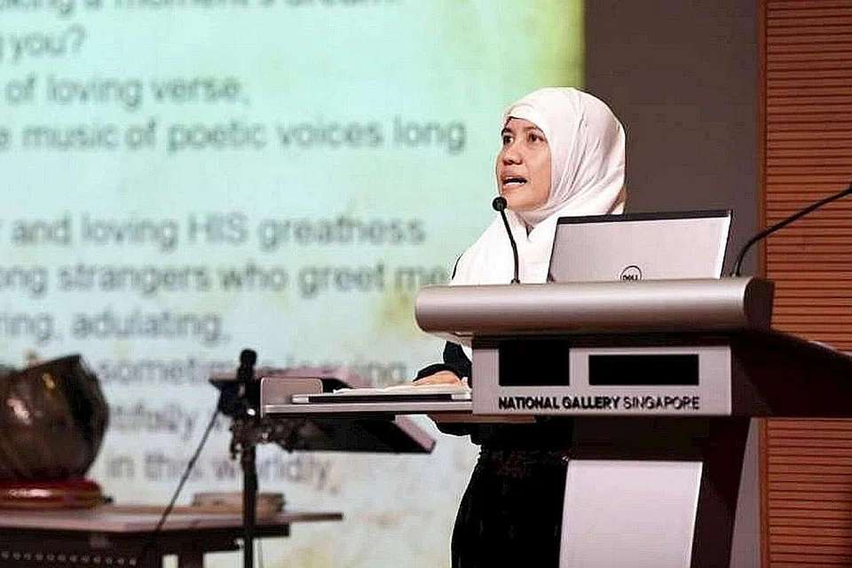 KONGSI PERASAAN: Seorang peserta Peraduan Puisi Pekerja Asing, Cik Wiwik Triwinarsih, dari Indonesia, di acara pertandingan tersebut yang berlangsung di Galeri Nasional Singapura. Pertandingan itu telah menerima 70 penyertaan dalam tujuh bahasa. - Foto THE STRAITS TIMES