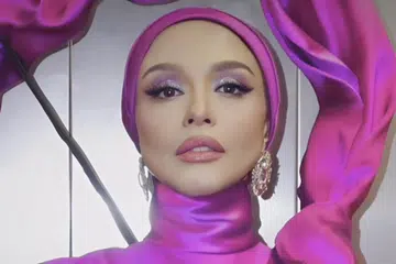 JAGA PENAMPILAN: Noryn Aziz akui sangat menjaga penampilan dan tidak pernah keluar rumah tanpa bersolek.