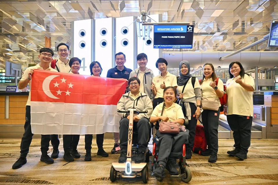 Setiausaha Parlimen Kanan (Kebudayaan, Masyarakat dan Belia merangkap Pembangunan Sosial dan Keluarga), Encik Eric Chua (lima dari kiri) pada majlis pelepasan atlet Paralimpik Singapura di Terminal 3 Lapangan Terbang Changi pada 20 Ogos.