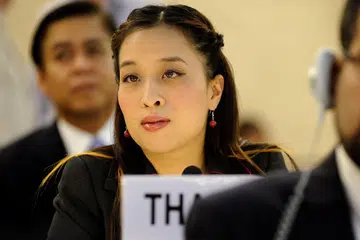 (GAMBAR FAIL) Puteri Thailand, Bajrakitiyabha Mahidol, menyampaikan ucapan pada hari pembukaan sesi ke-12 Majlis Hak Asasi Manusia Pertubuhan Bangsa-Bangsa Bersatu (PBB) di pejabat PBB di Geneva pada 14 September 2009. Puteri sulung Raja Thailand itu, yang telah sakit tenat di hospital selama lebih dua tahun, kini mengalami jangkitan darah yang serius, menurut kenyataan istana pada 15 Ogos 2025.