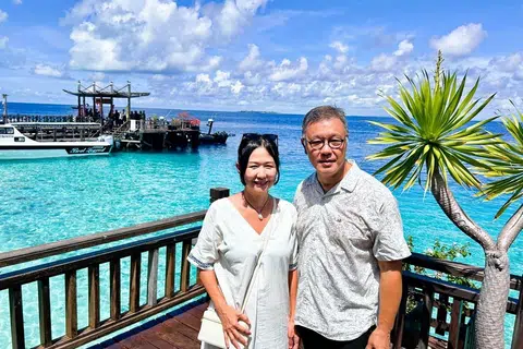 Pemilik Mataking Reef Resort, Encik Jeffrey Yee (kanan), bersama isterinya, Cik Sophia Sie, berharap lebih ramai warga Singapura dapat datang berkunjung ke resort milik mereka.
