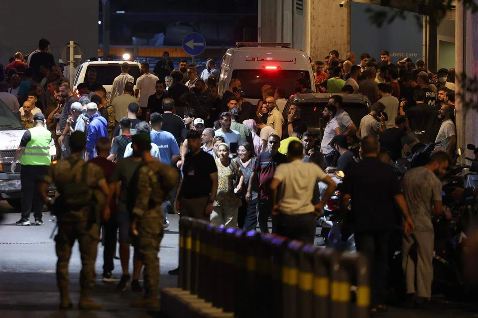 Orang ramai berkerumun di luar Pusat Perubatan Universiti Amerika di Beirut untuk mengetahui nasib saudara-mara atau anggota keluarga yang cedera akibat letupan alat kelui secara serentak di Lebanon pada 17 September.