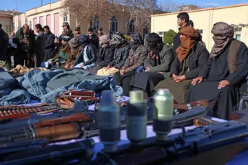 PILIH DAMAI: Sekumpulan 10 bekas militan Taleban menyerahkan senjata mereka di Herat pada 6 Februari dan menyertai proses damai. Di bawah pengampunan yang dilancarkan oleh mantan presiden Afghanistan Hamid Karzai dan disokong Amerika pada November 2004, ratusan militan antipemerintah telah menyerah diri. - Foto EPA-EFE
