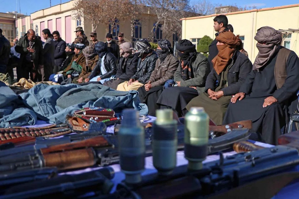 PILIH DAMAI: Sekumpulan 10 bekas militan Taleban menyerahkan senjata mereka di Herat pada 6 Februari dan menyertai proses damai. Di bawah pengampunan yang dilancarkan oleh mantan presiden Afghanistan Hamid Karzai dan disokong Amerika pada November 2004, ratusan militan antipemerintah telah menyerah diri. - Foto EPA-EFE
