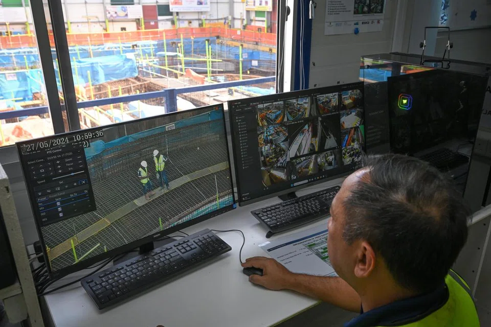 Seorang jurutera Zheng Keng Engineering & Construction menunjukkan penggunaan analisis video untuk melihat sama ada pekerja di tapak pembinaan mematuhi amalan keselamatan.