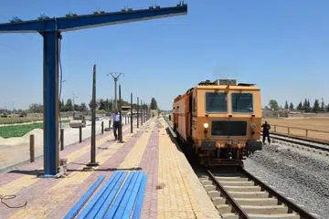 Pekerja dan teknisyen kereta api Syria menjalankan kerja pemulihan landasan di Damsyik pada 9 Ogos 2018 ketika pemerintah berusaha membina semula sistem rel negara yang musnah akibat perang saudara. Syria kini mahu menghidupkan semula rangkaian kereta api termasuk laluan bersejarah Hejaz bagi menghubungkan Asia Barat dengan Mediterranean.