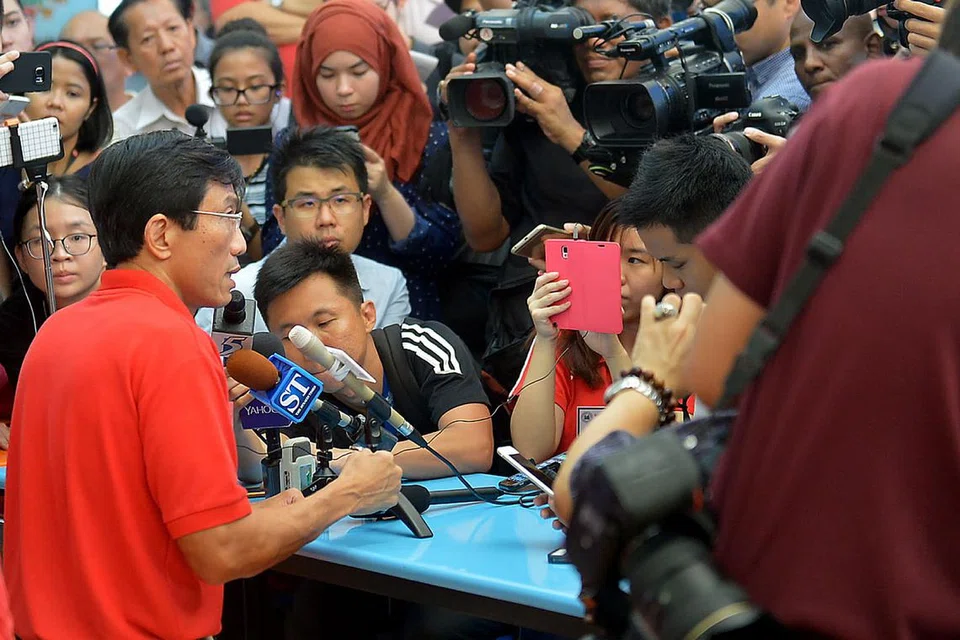 INGIN KEMPEN BAIK: Dr Chee (kiri) berharap kempen Pilihan Raya Kecil Bukit Batok yang sedang berlangsung dapat berjalan dengan baik, dengan pelbagai idea diutarakan demi kebaikan penduduk kawasan undi itu. - Foto TUKIMAN WARJI