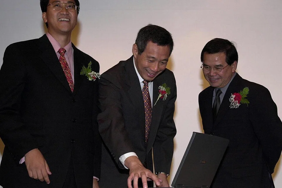 Encik Abdullah Tarmugi (kanan) bersama Timbalan Perdana Menteri ketika itu, Encik Lee Hsien Loong (tengah), di pelancaran Kelab Mendaki pada 2000. Bersama mereka ialah Presiden Kelab Mendaki ketika itu, Encik Fazlur Rahman Kamsani.