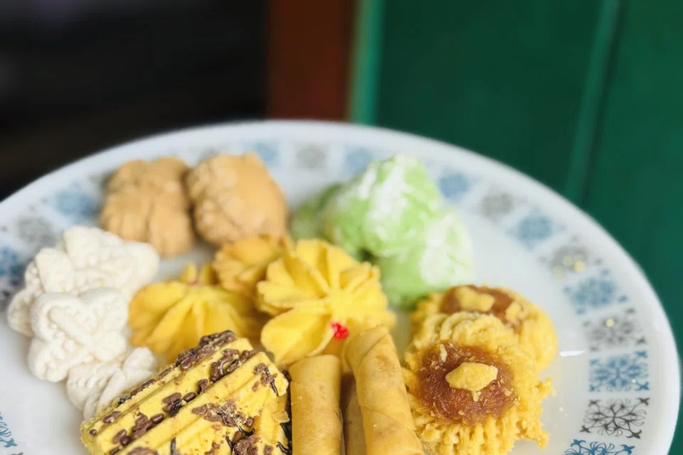 Antara kuih ‘lama’ yang masih disajikan di rumah Cik Habsah Roheng di Kampong Lorong Buangkok bagi sambutan Hari Raya ialah kuih tat nanas, makmur, bangkit, sarang semut, dahlia dan popiah udang kering.