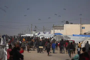 Bantuan kemanusiaan dihantar melalui udara ke  Gaza, di tengah-tengah konflik berterusan antara Israel dengan Hamas, di Rafah di selatan Jaluran Gaza pada 27 Februari. 