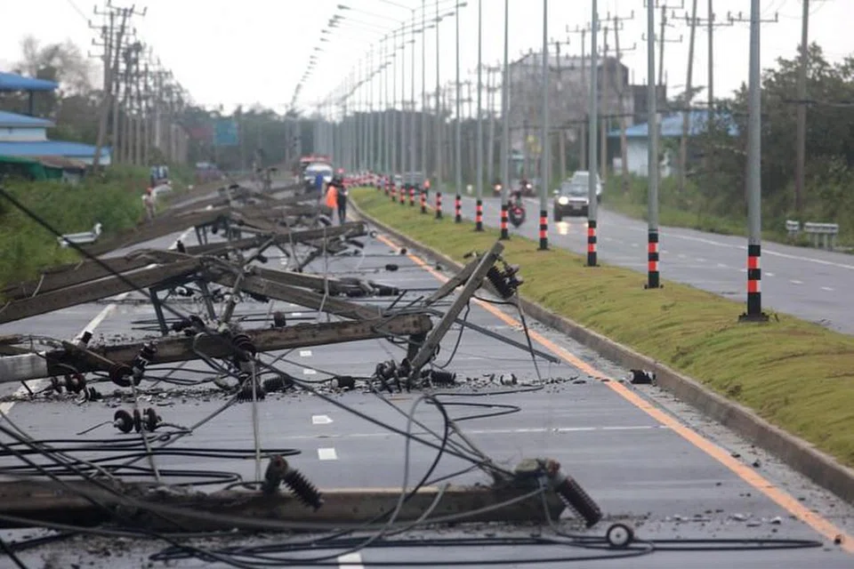 RIBUT PABUK: Tiang elektrik tumbang di Pak Phanang, Nakhon Si Thammarat, selepas daerah itu dilanda ribut tropika Pabuk.