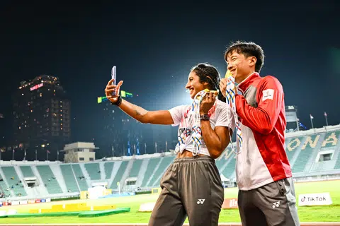 Ratu pecut negara, Shanti Pereira (kiri), dan atlet lompat pagar negara, Calvin Quek, merupakan dua atlet yang memenangi tiga pingat emas untuk Team Singapore dalam olahraga bagi Sukan SEA 2025. 