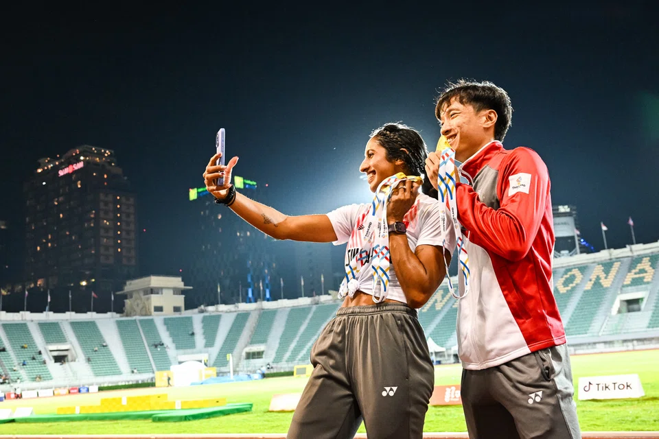 Ratu pecut negara, Shanti Pereira (kiri), dan atlet lompat pagar negara, Calvin Quek, merupakan dua atlet yang memenangi tiga pingat emas untuk Team Singapore dalam olahraga bagi Sukan SEA 2025. 