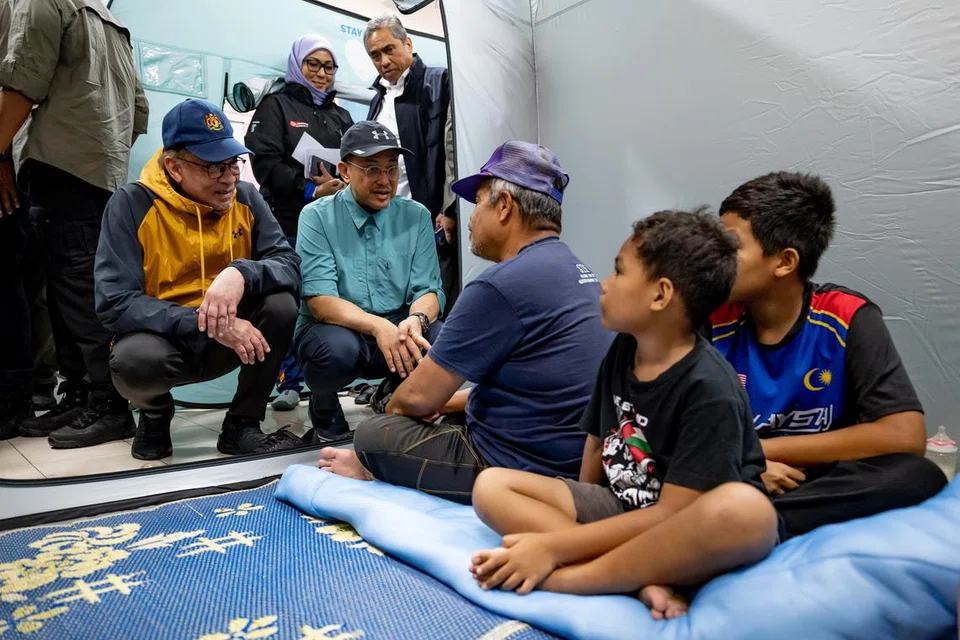 Perdana Menteri Malaysia, Datuk Seri Anwar Ibrahim, ketika melakukan lawatan ke sebuah pusat pemindahan sementara (PPS) di Setiu, Kuala Terengganu, pada 1 Disember 2024.