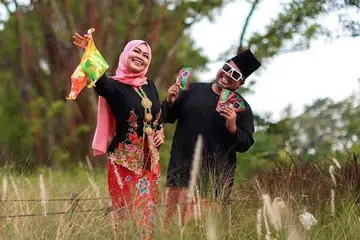 GURAU SENDA PENCERIA LEBARAN: Imma Pink (kiri) dan Rudi Salim yang gemarkan irama ala 1960-an berduet dalam lagu Raya terkini, Jom Raya!, bagi meneruskan nyala rasa pada muzik nostalgia. - Foto KYAZID.SG