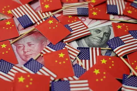 PERTEMBUNGAN DUA NEGARA BESAR: Apabila Washington bertindak mengenakan tarif tambahan ke atas hampir semua produk China selepas rundingan perdagangan gagal bulan lalu, Beijing membalas dengan mengenakan tarif, yang bermula Sabtu lalu, ke atas barangan Amerika bernilai AS$60 bilion ($82.5 bilion). - Foto REUTERS
