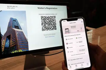 TERIMA ANUGERAH: Pasukan yang mengembangkan aplikasi SingPass Mobile menerima Anugerah Kecemerlangan dalam Persembahan Perkhidmatan kerana kejayaan mereka memodenkan wadah SingPass yang berusia 17 tahun. - Foto BH oleh KELVIN CHNG