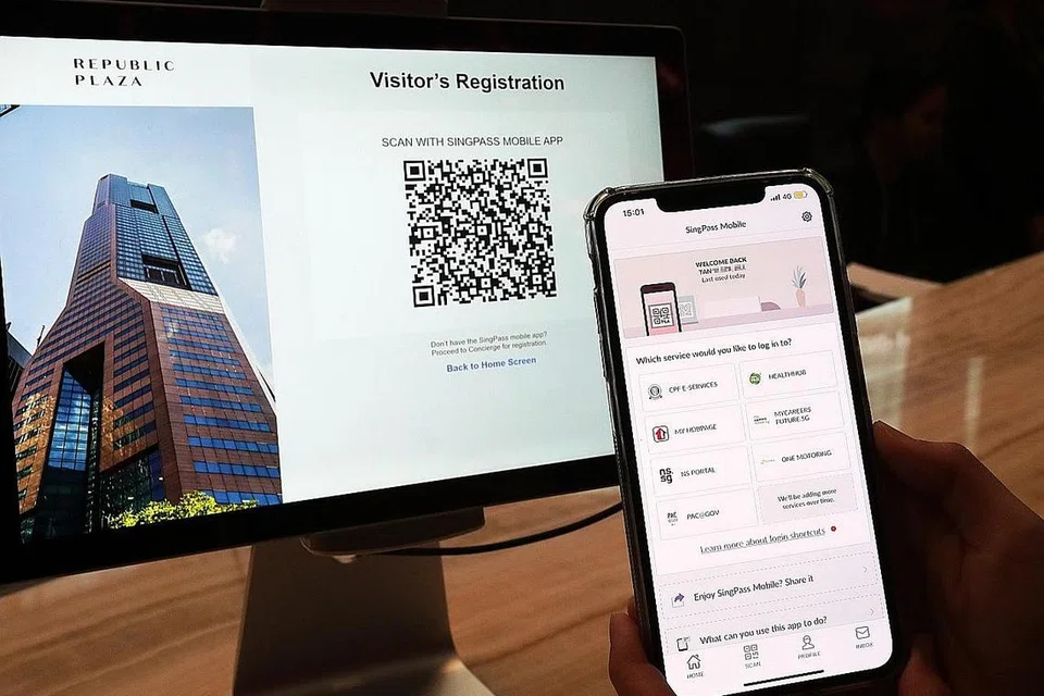 TERIMA ANUGERAH: Pasukan yang mengembangkan aplikasi SingPass Mobile menerima Anugerah Kecemerlangan dalam Persembahan Perkhidmatan kerana kejayaan mereka memodenkan wadah SingPass yang berusia 17 tahun. - Foto BH oleh KELVIN CHNG