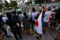 MASIH BERKUMPUL: Orang ramai masih dilihat berkumpul di sepanjang laluan acara triathlon meskipun sudah dinasihatkan agar menyaksikan acara itu dari rumah.